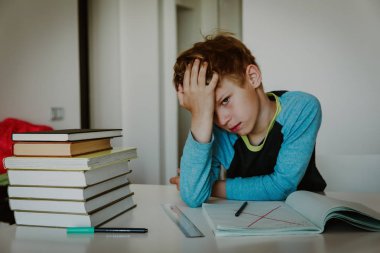 ödev küçük çocuk yorgun yorgun, aşırı