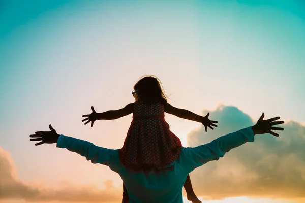 Pai e filha brincam ao pôr do sol céu — Fotografia de Stock