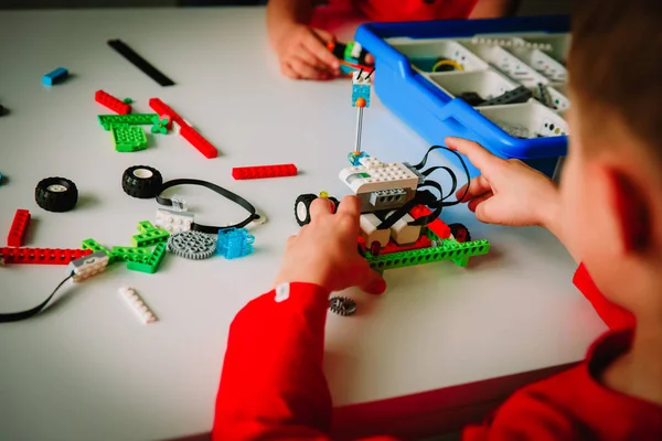 Kids building robot at robotic technology school lesson — Stock Photo, Image