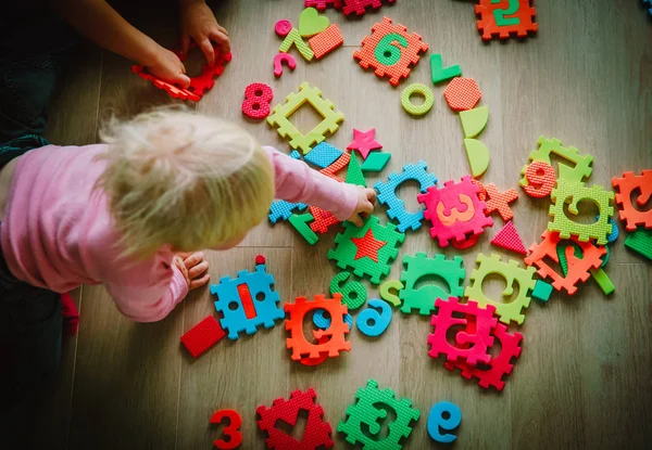 Dzieci gry z puzzle, nauka kształtów i liczb — Zdjęcie stockowe