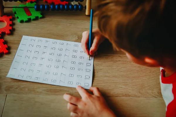 Liten pojke att lära sig att skriva siffror, aritmetik, abacus beräkning — Stockfoto