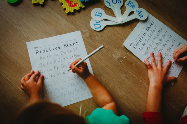 孩子们学习写信做作业 — 图库照片