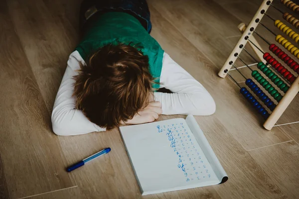 Lille pojken trött stressad av göra läxor — Stockfoto