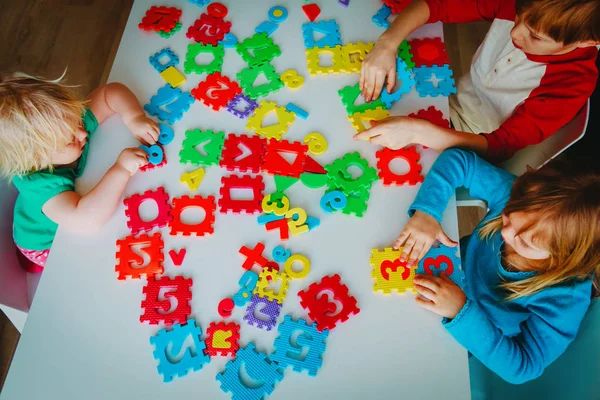 Enfants jouant avec le nombre et les formes puzzle — Photo