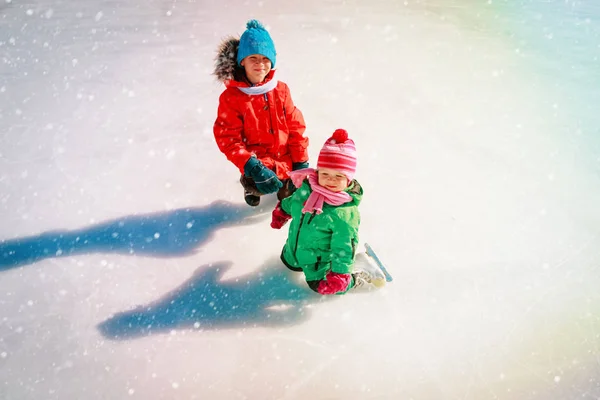 Brat nauczania siostra skate w zimie — Zdjęcie stockowe