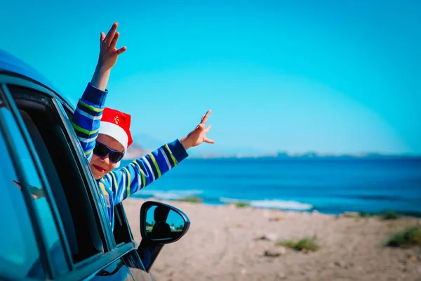 Voyage en voiture de noël heureux petit garçon Voyage en hiver sur la plage — Photo