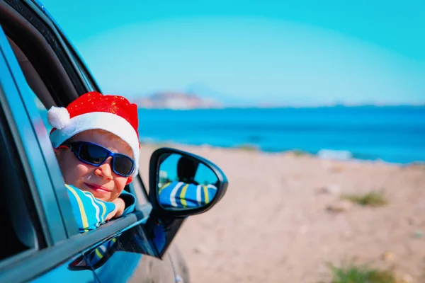 Boże Narodzenie samochód podróży-szczęśliwy, mały chłopiec podróży w zimie na plaży — Zdjęcie stockowe