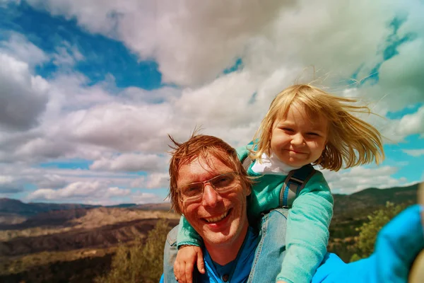Щасливий батько з маленькою дочкою змушує селфі подорожувати в природі — стокове фото