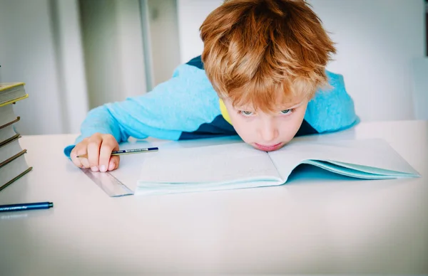 Petit garçon fatigué de faire ses devoirs, surcharge — Photo