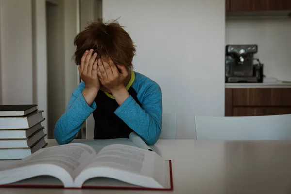 Kisfiú kimerült fáradt-ból csinálás a házi feladatot, túlterhelés — Stock Fotó