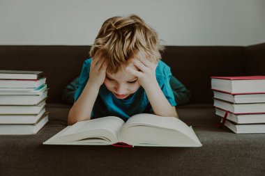 ödev yapmak vurguladı okuma, küçük çocuk yorgun