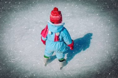 küçük bebek kız kış karda buzda kaymayı öğrenme