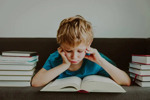 小さな男の子疲れて、読書を強調した宿題 — ストック写真