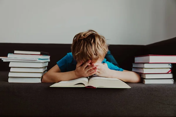 Kisfiú fáradt az olvasás, hangsúlyozta csinál házi feladatot — Stock Fotó