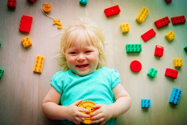 Gadis kecil yang lucu bermain dengan blok plastik — Stok Foto