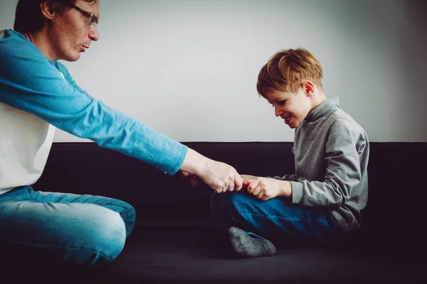 Dator beroende- far tar touch pad från arga barn — Stockfoto