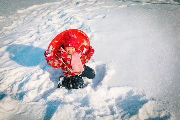 Glückliche kleine Mädchen genießen Schneefahrt, Winter-Aktivitäten für Kinder — Stockfoto