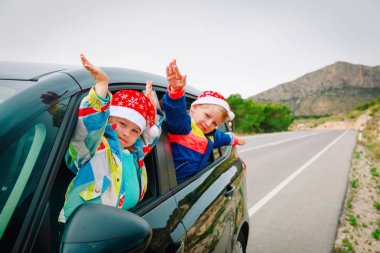 Noel araba seyahat - mutlu çocuklar Kışın seyahat