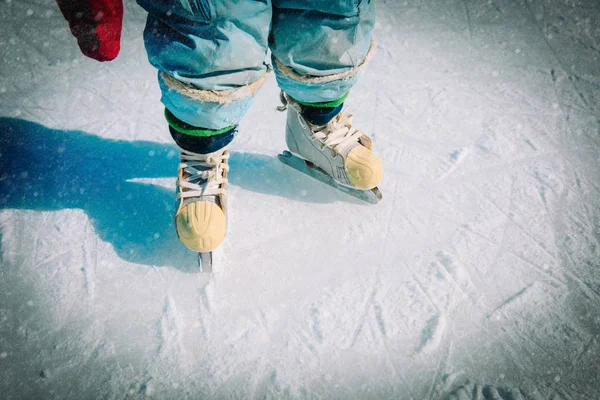 Bebé aprendiendo a patinar sobre hielo en invierno nieve —  Fotos de Stock