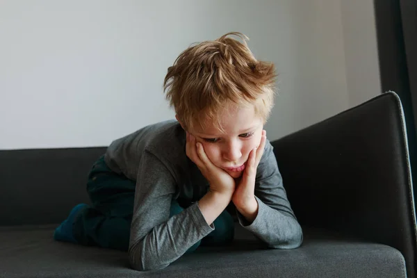 悲伤疲惫的超负荷的年轻男孩, 压力和抑郁症 — 图库照片