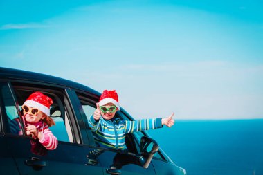 Noel araba seyahat - mutlu çocuklar denizde kışın seyahat