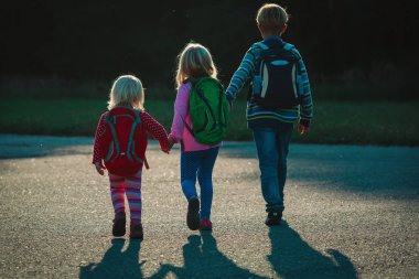 çocuklarla shool için gün batımında gelme sırt çantaları