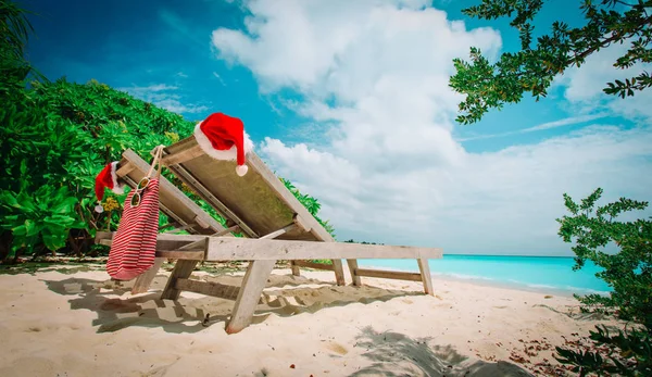 Navidad en la playa-silla salones con sombreros de Santa en el mar —  Fotos de Stock