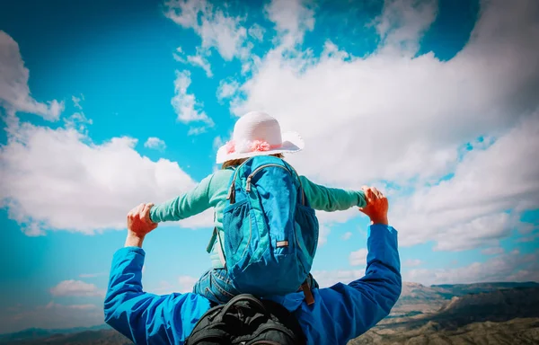 Lycklig far med lilla dotter resa i naturen — Stockfoto