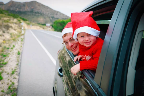圣诞节家庭车旅行-愉快的小女孩与爸爸旅行在冬天 — 图库照片