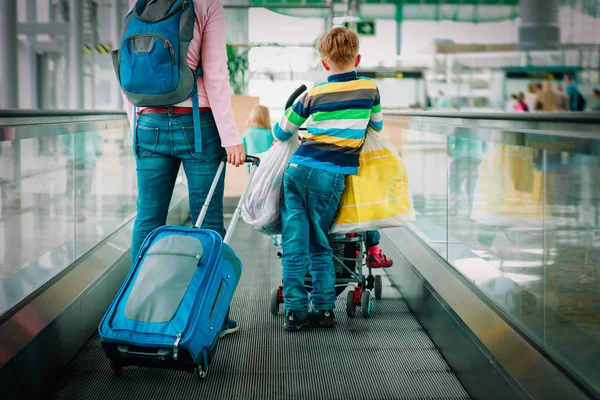 Familia-madre con niños caminar en el aeropuerto — Foto de Stock