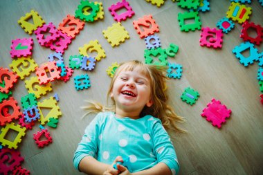 Bulmaca, erken eğitim ile oynarken küçük kız