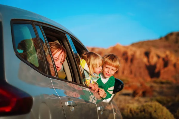 Matka z dzieci chłopiec i dziewczynka podróż samochodem w górach — Zdjęcie stockowe