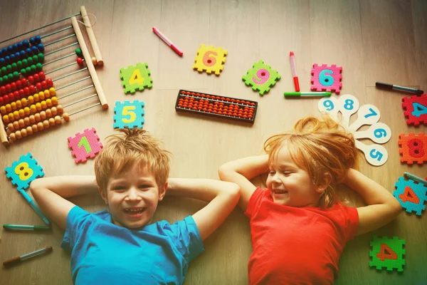 Barnen lära sig siffror, Huvudräkning, abacus beräkning — Stockfoto