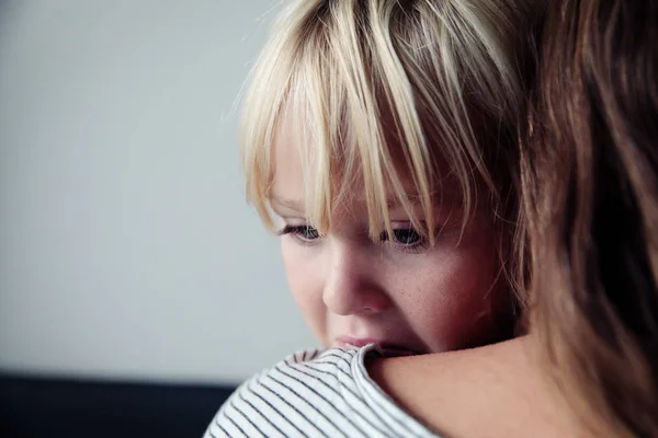 Sorgliga gråtande lilla flicka kramar mamma, föräldraskap — Stockfoto