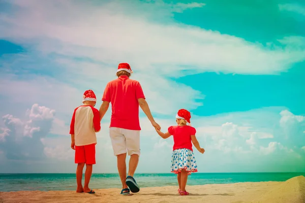 Папа с детьми ходить по тропическому пляжу на Рождество — стоковое фото