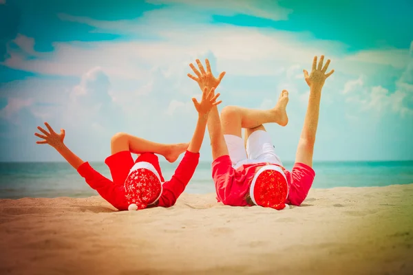 Pai e filho se divertindo na praia de Natal — Fotografia de Stock