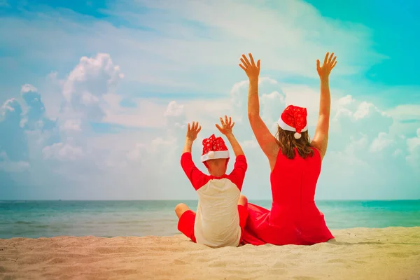 Mãe e filho se divertindo na praia de Natal — Fotografia de Stock