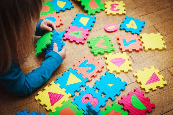 Petite fille jouer avec puzzle, éducation précoce — Photo