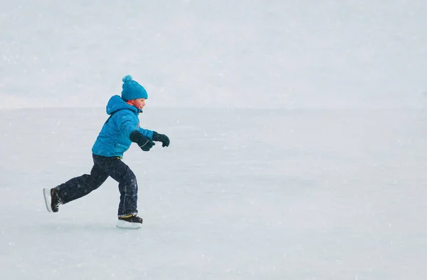 Liten pojke skridskor på isen i vinter natur — Stockfoto
