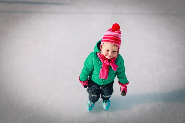 Kislány tanulni korcsolyázni a téli természet — Stock Fotó