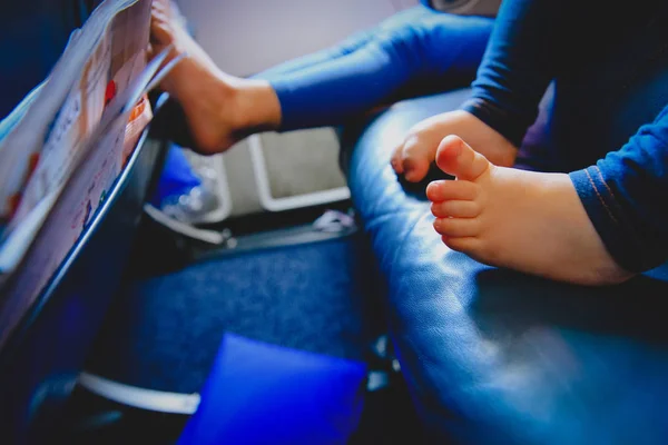 Kinder Reisen Mit Dem Flugzeug Familie Flug Sicherheitsreisekonzept Für Kinder — Stockfoto