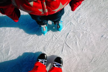 Baba ve çocuk kışın paten için öğrenme