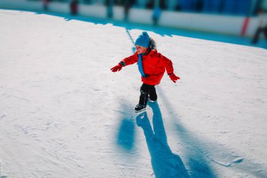 küçük çocuk kış doğada buz pateni