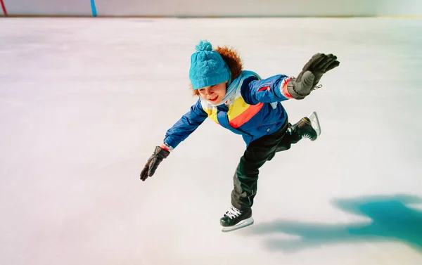 Petit garçon patiner sur la glace en hiver nature — Photo