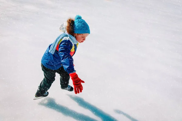Μικρό αγόρι πατινάζ στον πάγο στην φύση χειμώνα — Φωτογραφία Αρχείου