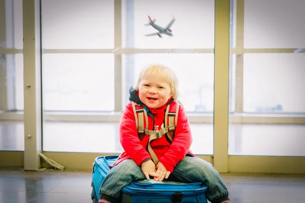 Bonito feliz menina viajar no aeroporto — Fotografia de Stock