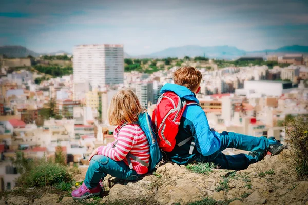 Маленький мальчик и девочка путешествуют по городу глядя на панорамный вид — стоковое фото