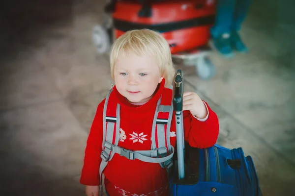 Маленька дівчинка з валізою подорожі в аеропорту — стокове фото