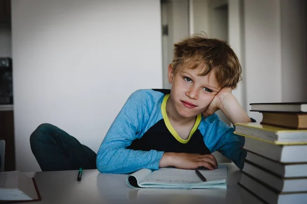 Lille pojken utmattad trött på att göra läxor, överbelastningsskydd — Stockfoto
