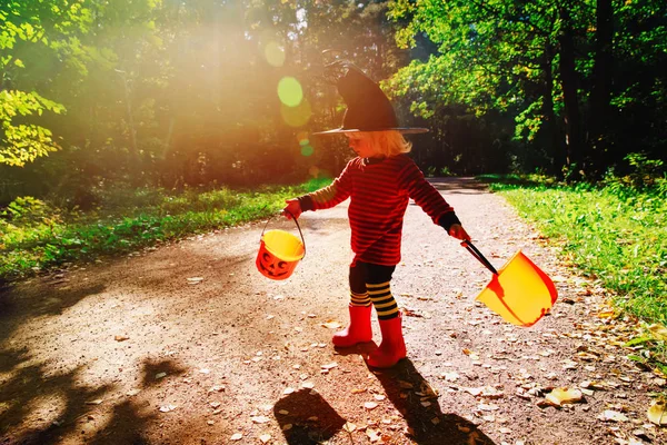 Küçük kız oyun ya da şeker doğada, hazırlamak için halloween — Stok fotoğraf